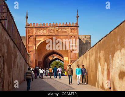 Una folla di turisti visita Red Fort Agra a gennaio Foto Stock