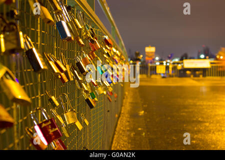 L'amore-si blocca su un ponte lungo in Amburgo Foto Stock