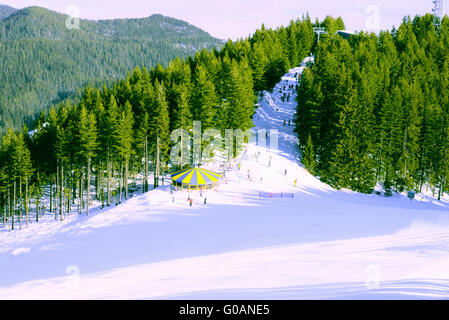 Paesaggio di montagna in inverno pieno di sole frosty giornata con il blu cielo chiaro. Foto Stock