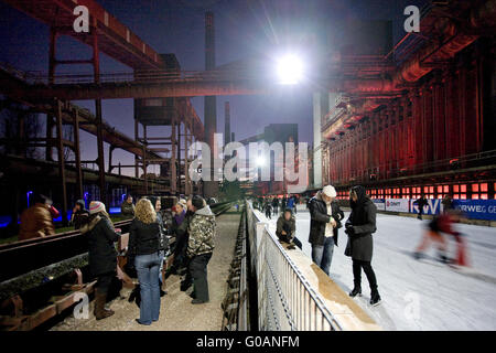 Le persone presso la pista, Zollverein, Essen, Germania Foto Stock