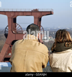 Persone con Zollverein headframe, Essen, Germania Foto Stock