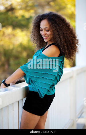 Attraente di giovani africani misti donna americana all'aperto Foto Stock
