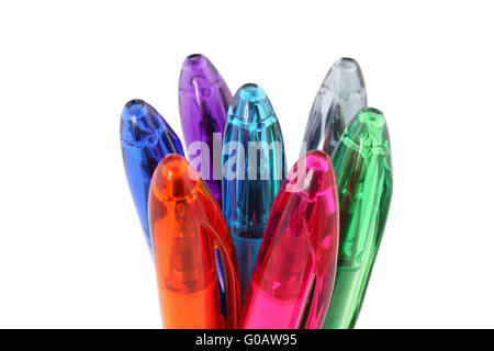 Sette penne in colori luminosi disposti contro uno sfondo bianco Foto Stock