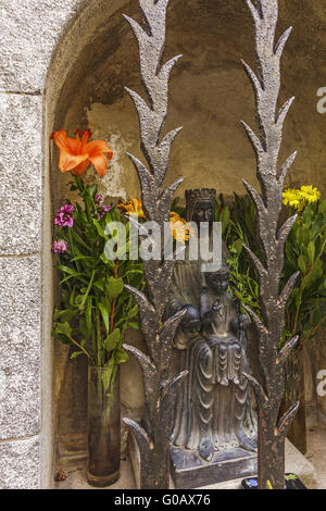 Piccola madre e bambino statua Tossa De Mar spagna Foto Stock