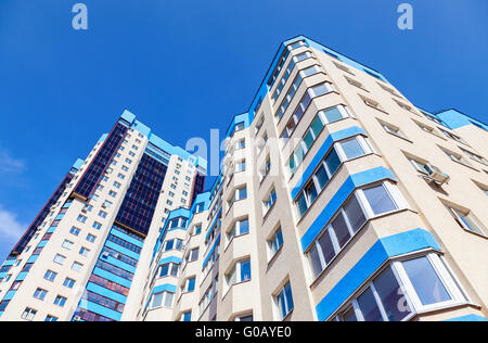 Nuovo alto e moderno di edifici di appartamenti contro il cielo blu sullo sfondo Foto Stock