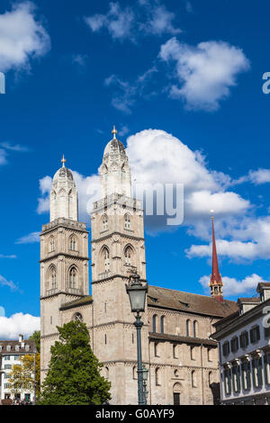 La Chiesa di Grossmunster a Zurigo, Svizzera, con cielo chiaro come sfondo Foto Stock