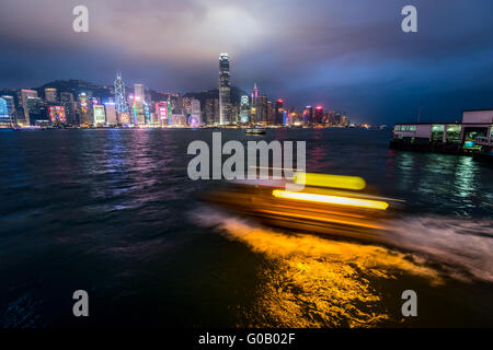 Hong Kong, Cina - 31 Gen 2016: skyline di Hong Kong alla ricerca attraverso il Victoria Harbour di notte. Foto Stock