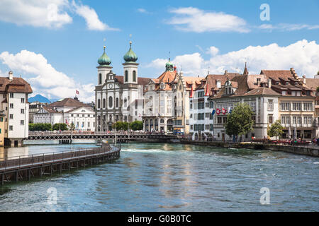 Vista di Jesuitenkirche (chiesa) sul lato del fiume del fiume Reuss, Lucerna, Svizzera Foto Stock