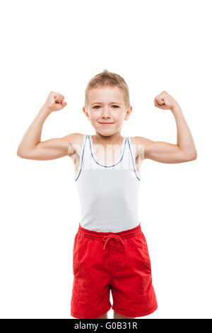 Sorridente bambino sport ragazzo che mostra parte del muscolo bicipite Foto Stock