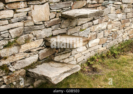 Gradini in pietra nel giardino muratura a secco stonewall clos Foto Stock