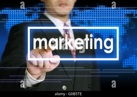 Imprenditore Marketing facendo clic sulla parola nella schermata virtuale Foto Stock