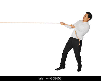 Giovane maschio asiatici tirando la corda isolato su bianco Foto Stock