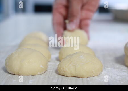 Chiudere l immagine del panificio chef rendendo la pasta di pane in cucina Foto Stock