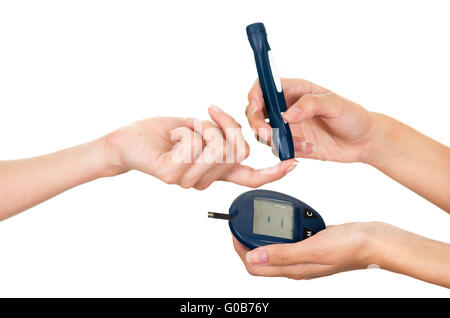 I medici braccio impugnando glucometro scanner sul dito di pazienti e misurare il monitor in altro Foto Stock