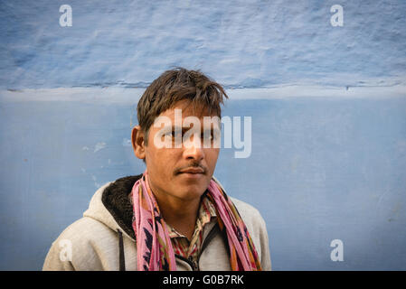 Ritratto di giovane uomo Indiano in città blu di Jodhpur Foto Stock
