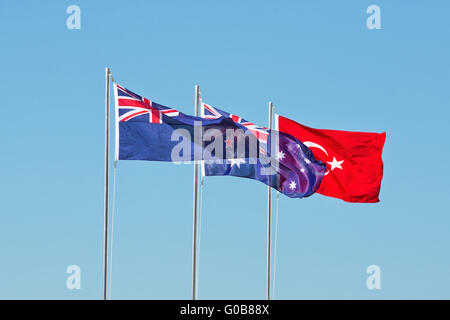 Bandiere di Nuova Zelanda, Australia e Turchia, battenti per commemorare l'Anzac sbarchi a Gallipoli in WW1. Foto Stock