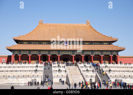 Il cinese i visitatori e i turisti a piedi nella parte anteriore del padiglione della suprema armonia nella Città Proibita di Pechino, Cina Foto Stock