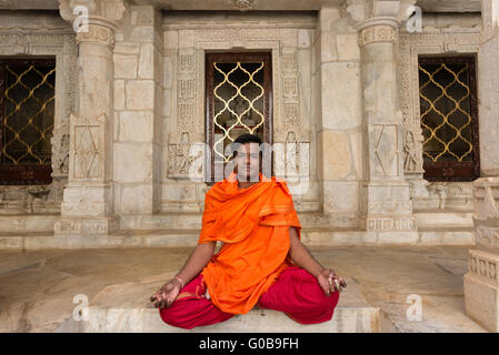 Sacerdote in vesti colorate al tempio Jain di Ranakpur Foto Stock