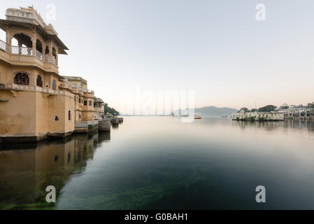 Calmo Lago Pichola all'alba Foto Stock