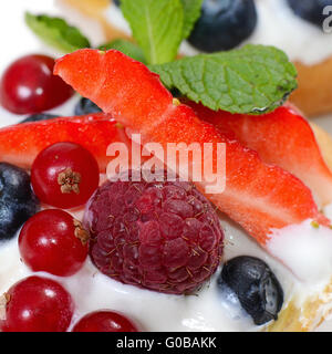 Profiteroles con bacche Ribes fragole , Foto Stock