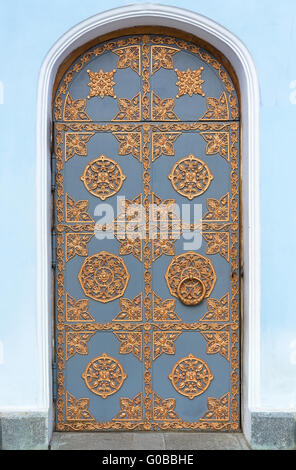 Vintage porta con ornamento battuto. Foto Stock