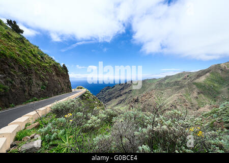 Vicino a villaggio Mascxa a Tenerife Isole strada sulla scogliera Foto Stock