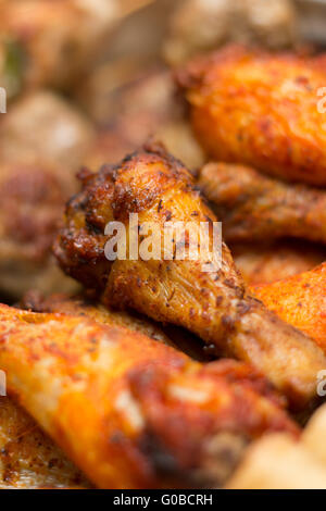 Cosce di pollo sulla piastra carne Foto Stock