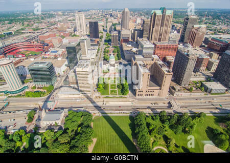 Vista aerea della città di Saint Louis, Missouri come visto dalla parte superiore del passaruota guardando ad ovest Foto Stock