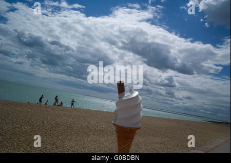 Stroud Sussex England Luglio 2015 Gelati in riva al mare Foto Stock