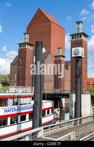Il Innenhafen, il Porto Interno di Duisburg, era un porto centrale al fiume Reno, trasformato in un bene culturale, office e living place, Foto Stock