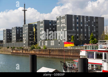 Il Innenhafen, il Porto Interno di Duisburg, era un porto centrale al fiume Reno, trasformato in un bene culturale, office e living place, Foto Stock