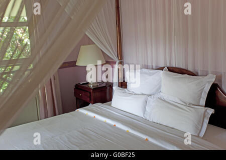 In stile coloniale e camera da letto con zanzariera Foto stock - Alamy