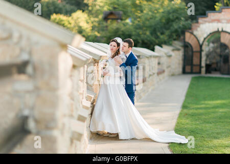 Bellissimo matrimonio giovane costeggiata, la sposa tenendo un mazzo di fiori in mano Foto Stock