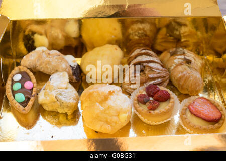 Assortimento di paste ripiene con crema o cioccolato Foto Stock