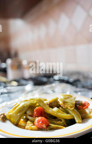 Peperonata piatto costituito da peperoni fritti in olio di oliva con pomodori, aglio e cipolla Foto Stock