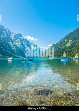 Splendida vista lago Kloentaler (Kloenthalsee) in estate, cantone di Glarona, Svizzera Foto Stock