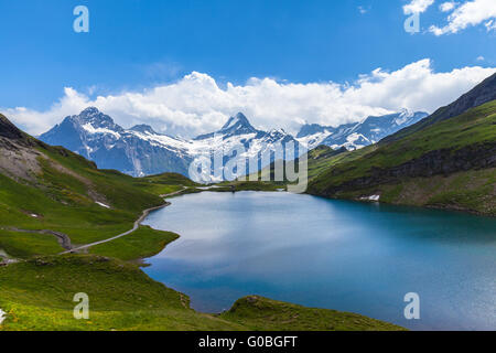 Panorama di Bachalpsee e le coperte di neve picchi compresi Schreckhorn, Wetterhorn con ghiacciaio delle Alpi svizzere, su Oberland O Foto Stock