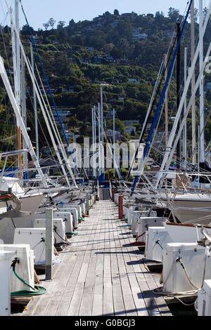 Dock in legno con archi di velieri in slitta Foto Stock