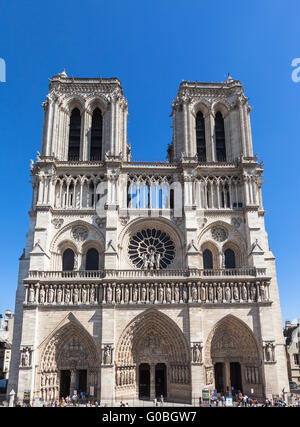 Vista frontale della cattedrale di Notre Dame a Parigi, Francia Foto Stock