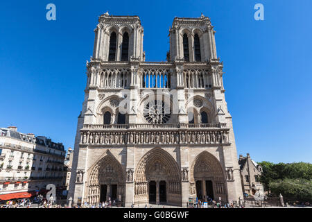 Vista frontale della cattedrale di Notre Dame a Parigi, Francia Foto Stock