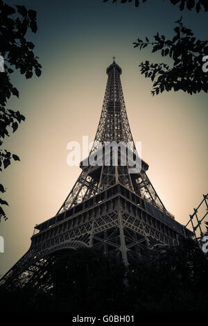 In stile vintage vista dalla parte inferiore della torre Eiffel a Parigi, Francia Foto Stock