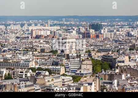 Vista aerea di Parigi in direzione dell'Arc de Triomphe (Arco di Trionfo) dalla Torre Eiffel Foto Stock