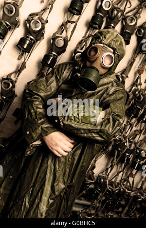 Foto di un uomo in WWII gli abiti e la maschera a gas Foto Stock