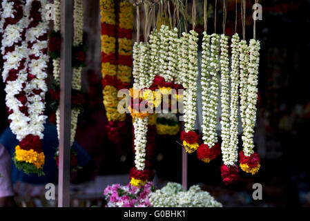 Catene di fiori in un negozio indiano Foto Stock