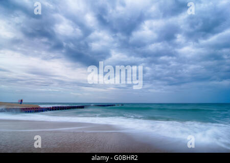 North Carolina OBX pensionati Groyne costiere Buxton pontili sul vecchio faro Beach Foto Stock