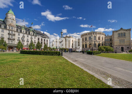 Piazza sulla parte anteriore di Oslo Parlament sul giorno di estate Foto Stock