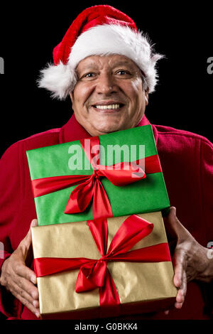 Jolly pensionato maschio in rosso con due doni avvolto Foto Stock