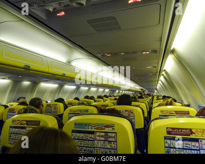 I passeggeri attendono il decollo all'interno della cabina ryanair Foto Stock