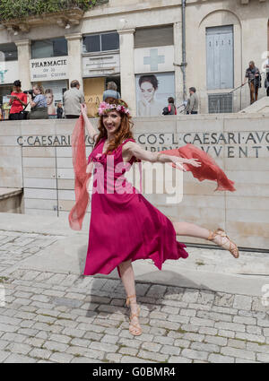 Roman rievocazione giochi in arena di Nimes situato nella città francese di Nîmes. Foto Stock