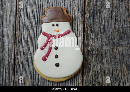 Pupazzo di neve di cookie sul legno rustico sfondo per Natale Foto Stock